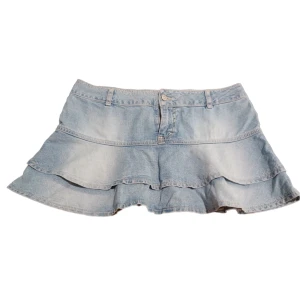 Jeanskjol mini - Superfin jeanskjol med volanger. MÅTT: Långd 32cm, midja tvärsöver 43 (lågmidjad så bärs på höfterna).