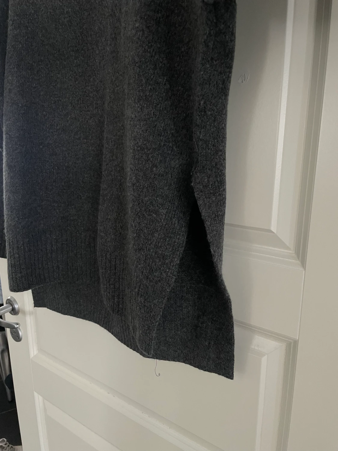 Stickad tröja mörkgrå  - 90