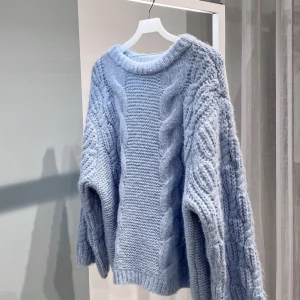 Stickad blå tröja - Säljer denna fina cashmere tröja från Veromoda, använd 2ggr. Köptes för 1 månad sen.  Nypris 599kr Mitt pris: 400kr  Storlek Xs