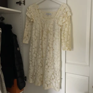 Klänning - Gul fin klänning från robedjer!!💛