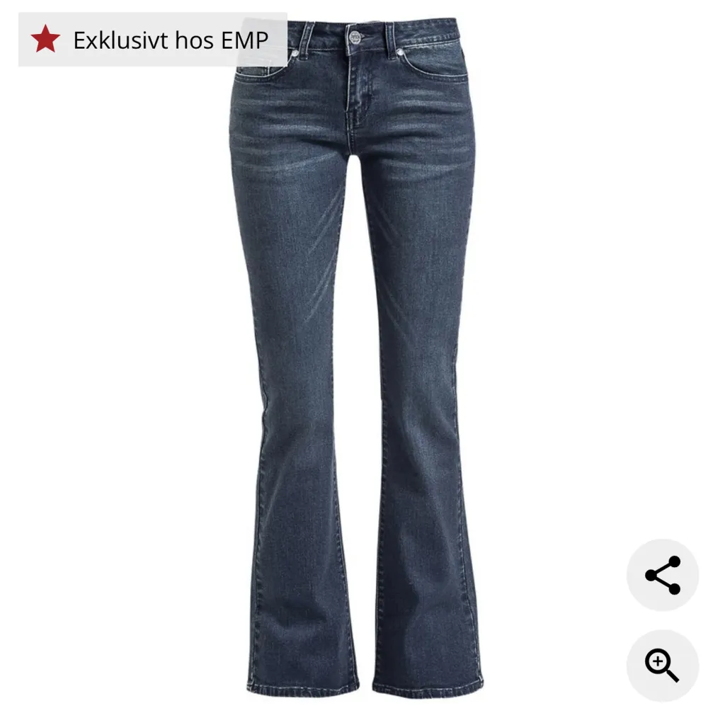 Fina low waist/ mid waist jeans. Har lite slitningar längst ner eftersom de är för långa på mig. Skriv till mig ifall jag ska skicka bild på defekterna💖. Jeans & Byxor.