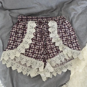 Shorts - Supersöta shorts från HM devided i storlek 34! 