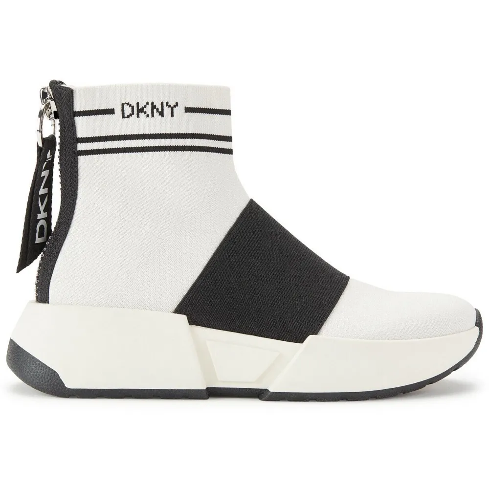 Säljer dessa DKNY sneakers i storlek 39, använda endast 1 gång. Skriv för egna bilder🤍. Skor.