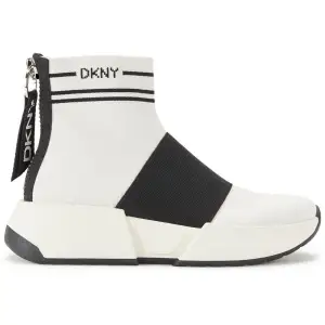 Säljer dessa DKNY sneakers i storlek 39, använda endast 1 gång. Skriv för egna bilder🤍