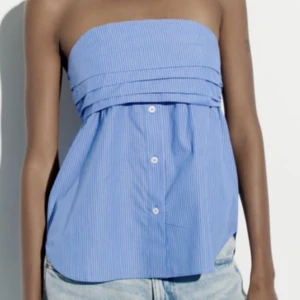 Zara Bandeau topp - Säljer denna Zara topp. Helt ny fortfarande lappar kvar. Köpte den utan att prova när och sen glömde jag lämna tillbaka den i tid. Köparen står för frakten själv ❤️