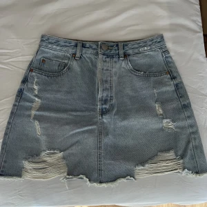 Jeanskjol - Ljusblå Jeanskjol från stradivarius i storlek 38, använd väldigt få gånger 🤍