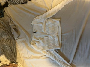 Långärmad  - Säljer denna långärmad med knäppen i mitten då den ej används