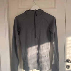 Asics träningströja  - Säljer min fina träningströja från asics som endast använts en gång och säljer för att jag har för många! TRYCK GÄRNA PÅ KÖP NU MEN KONTAKTA MIG FÖRST!! Kontakta mig vid intresse!😊💕