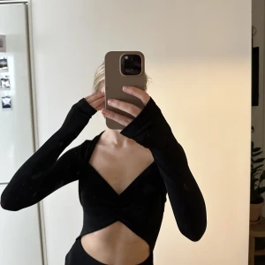 Body - Säljer denna fina body, använder inte så hoppas den kommer till använding hos någon annan! Superfin till fest eller finmiddag 💘