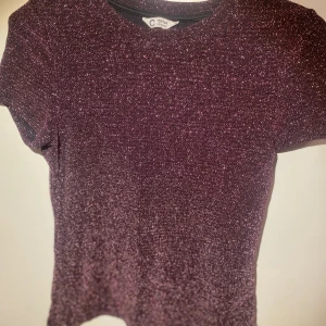 En söt sommar tröja med lilla glitter,  har inte använt många gånger 💕 den är i bra skick och allt man behöver till sommaren 🥰 - Det är en tajt modell som sitter super fint, har typ aldrig använt 💕