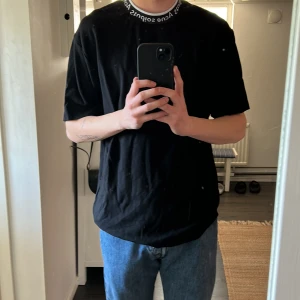 Acne studios t-shirt - Säljer min Acne Studios t-shirt, då den inte kommer till användning. Riktigt skön, en oversized och härlig t-shirt att ha på sommaren eller våren! Nypris från 1900-2100 kr