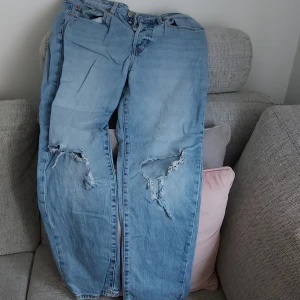 Boyfriend jeans  - Blåa boyfriend jeans köpta från lager 157, med fyra knappar att knäppa, tyget är söndrigt och slitet vid knäna. Inte använda på länge så plagget är stelt och skrynkligt men det går såklart att fixa 🙂för fler bilder och sånt så är det bara att skriva ✨️