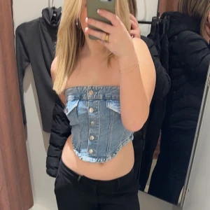 Korsett - Säljer då min helt splitter nya korsett då den aldrig har kommit till användning. Skit snygg och sitter perfekt! Köparen står för frakt!