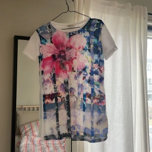 T-shirtklänning blommig - Fint skick, inga anmärkningar 100% polyester