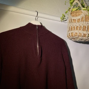 John Henric Zip Up Tröja Vinröd - Hej, säljer en Zip Up tröja från John Henric i vinröd färg. Den är i väldigt bra skick. Storlek Small och True To Size. Skön färg och perfekt att ha över en skjorta. Nypris på runt 900 kr. Priset är inte hugget i sten. Hör av dig vid intresse!