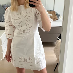 Studnetklänning - Studentklänning, helt ny från HM. Den är slutsåld. I storlek M, men passar S! Skriv bud från 600kr. Endast testad!