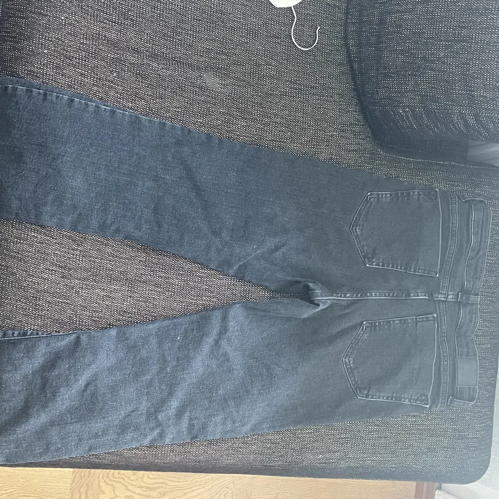 Ett par svarta Zara jeans! Bra kvalitet men är tyvärr för små för mig nu. Storlek S/36. Jeans & Byxor.