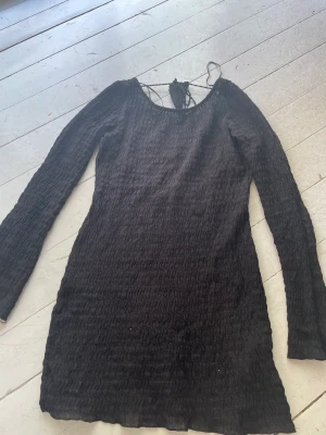 Strand klänning - En super fin strandklänning som går över knänna och har öppen rygg med snörning i ryggen med så fransar på, skrynkligt linne tyg i bomulls känsla super skön. Köpte för 400kr så säljer för 250kr då jag bara andhämtning den 2ggr. Storlek M men som xs-s