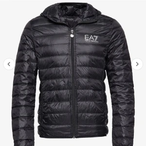 Jack  - Ea7 jacka knappt använd inga märken alls på den. 