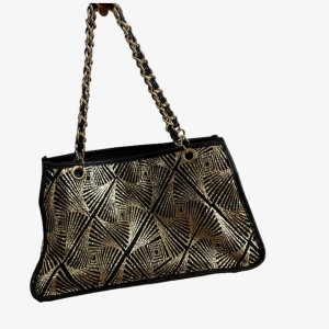 Glittrig väska - Guldglittrande väska med medföljande skyddande påse🥰bredd: 35cm höjd: 32cm. Checka gärna min profil för fler väskor 🤩