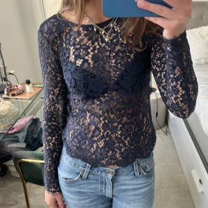 Spets topp!  - Marinblå tröja i spets! Så fin i ryggen❤️