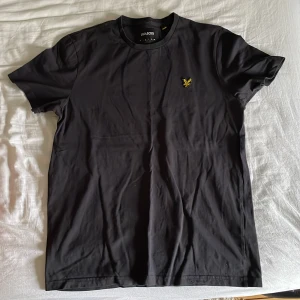 Lyle & Scott - Svart tisha, sparsamt använd