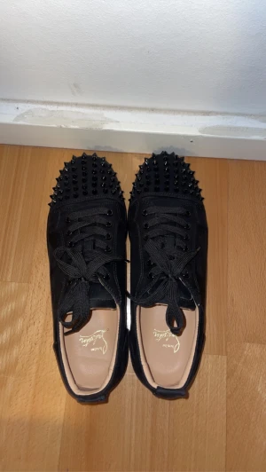 Christian Loubutins  - Replikor som är identiska till de äkta. Ett par nya loubs som är splitter nya. Använde 3 gånger. 10/10 skick. Dustbag och kort medföljer, ej box dock. Vid en snabb affär kan priset diskuteras😃