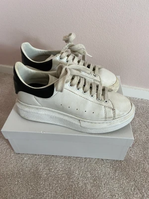 Alexander Mcqueen skor  - Köpta här på Plick tror tyvärr de inte är äkta men bra kopior, sköna och snygga. Ingen kan se skillnad när du har dem på foten skulle jag säga 