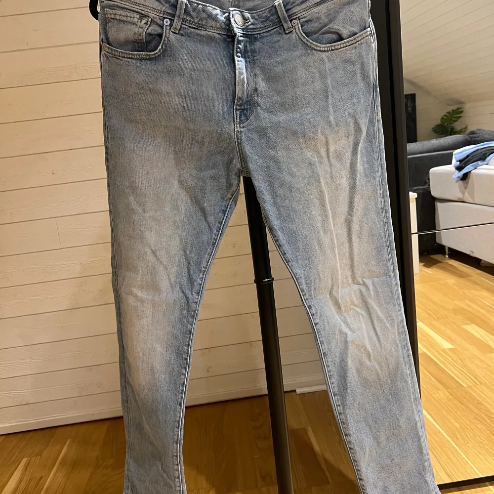 •Selected Homme Jeans i ljusblå tvätt •Modell ”Slim Leon •Sparsamt använda •nypris ~600kr. Jeans & Byxor.
