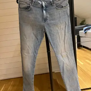 •Selected Homme Jeans i ljusblå tvätt •Modell ”Slim Leon •Sparsamt använda •nypris ~600kr