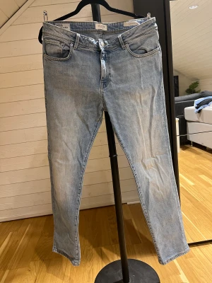 Selected Homme Jeans - •Selected Homme Jeans i ljusblå tvätt •Modell ”Slim Leon •Sparsamt använda •nypris ~600kr