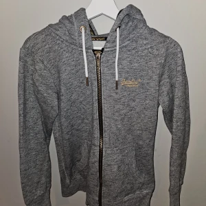 Hoodie - Fin ziphoodie från superdry i superbra skick! Använd ca 5 gånger hemma. Nypris ca 600 kr❤️