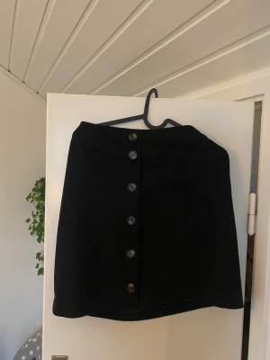 Svart kjol - Svart kjol i mocka i storlek M