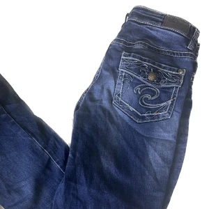 Y2k jeans - Jeans med broderade fickor.  Lite slitna nedtill och en repa på knäet men annars super fina.  Säljer ej pga defekter men för att de inte passar min kroppstyp 