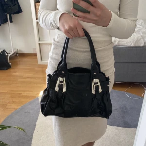 Svart handväska - Mått: 30cm längd, 12 cm bredd, 21cm höjd🫶