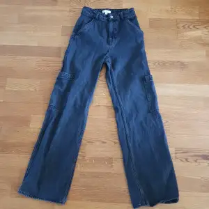 Tvättade, svarta, jeans med benfickor x2, fint skick, använt fåtal ggr. 