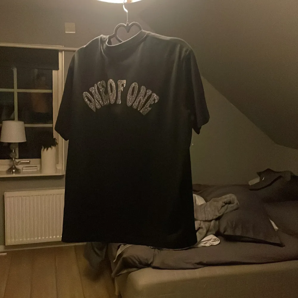 One of one T-shirt  Använd cirka 3 gånger  Skick 10 av 10  Storlek m Den går inte att köpa längre . T-shirts.