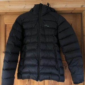 Everest dunjacka  - Everest dunjacka som är använd men i fint skick. Säljer då den inte kommer till användning. Frakten ingår i priset💙