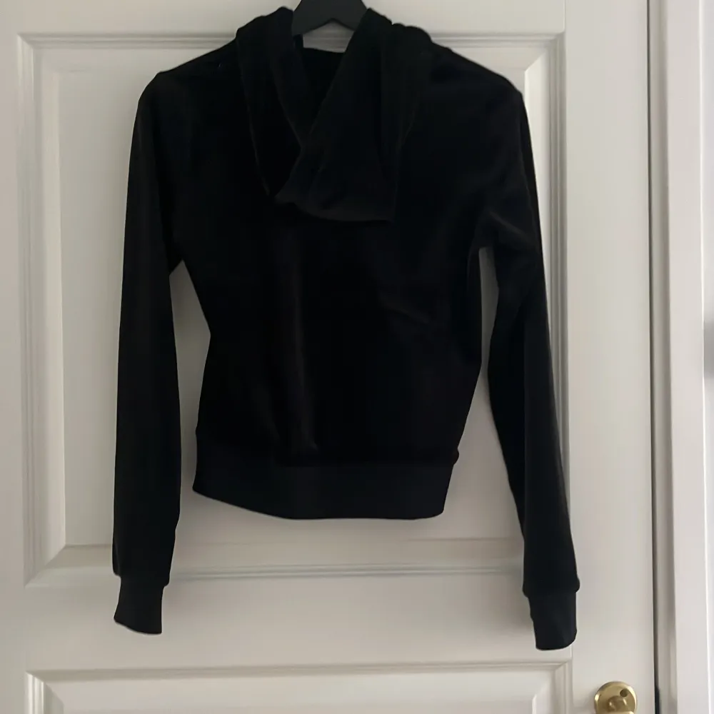 Hej, jag säljer en svart juicy couture kofta i storlek XS. Har används 1 gång och är i parfect skick. Antingen att man möts upp eller frakt där köparen står för frakten. Hoppas ni gillar den!. Tröjor & Koftor.