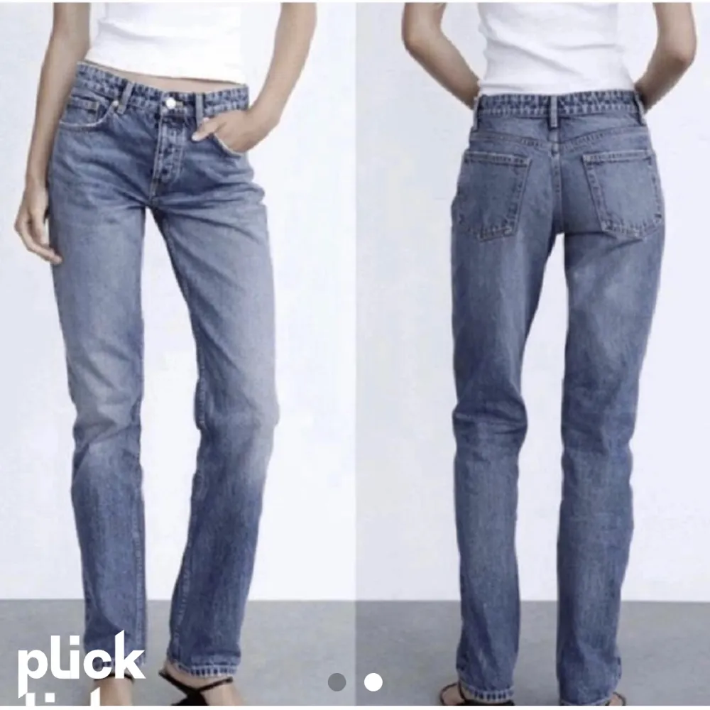 Svarta zara jeans low waisted  Hör av dig vid g vid frågor!  Buda från 150! Eller köp direkt för 200 Den sista bilden är min, jag är 170 ca. 💓. Jeans & Byxor.