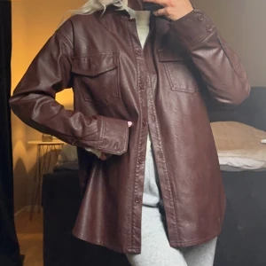 Brun skinnjacka  - Brun snygg lite oversize skinn jacka 