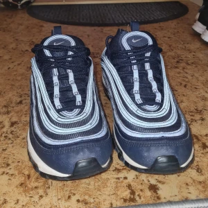 Nike air max 97 - Sälger mia nike skor 97  är typ som ny mörkblå/svar 40 passar 41 storlek, säljer används ca 7 gånger 
