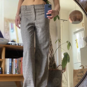 Kostymbyxor  - Säljer dessa gråa kostymbyxor som jag tycker är skit snygga, men jag är lite för lång så de skulle passa på någon som är lite kortare än mig. Jag är 179cm❤️🤝byxorna är från zara