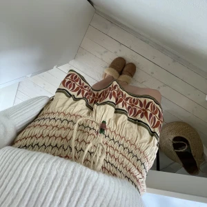 Kjol ifrån zara - Superfin kjol ifrån zara! Köpt förra året och knappt använd. Nypris är 499kr så jag kan tänka mig att sälja den för minst 300kr + frakt, då kjolen är använd ca 1 gång!