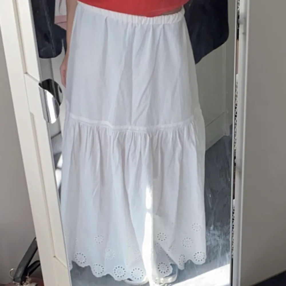 en jätte söt och trendig långkjol från hm i storlek xs, jag är 158 men har vikt ner kjolen då jag tycker den blir för lång!! Vinnaren av budgivningen står för köpet och kan inte ändra sig!!💕💕. Kjolar.