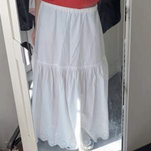 en jätte söt och trendig långkjol från hm i storlek xs, jag är 158 men har vikt ner kjolen då jag tycker den blir för lång!! Vinnaren av budgivningen står för köpet och kan inte ändra sig!!💕💕