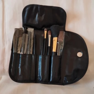 Makeup borstar i skinnfodral - Borstar av fin kvalitet, inget billigt skräp. Aldrig använda. I fint skinnfodral. 