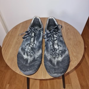 Adidas F50 adizero leather  - Tja säljer mina adidas F50 adizero i skinn inga hål eller nåt sånt bara vanlig slitage väldigt sköna och svåra att få tag i då de ej görs längre men väldigt bra skor.  Det är i storlek 40 2/3