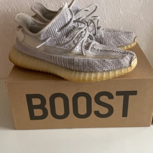 Yeezy 350  - Säljer min yeezy 350 för att dom inte passar mig längre. 