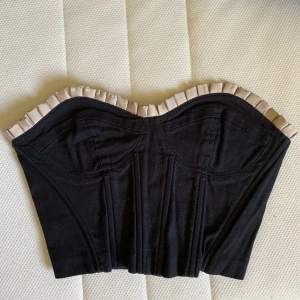 Söt corset topp - Använt skick! Passar a-kupa, är stretchig i sidorna men passar xs